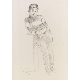 Enfant garçon portrait en pied accoudé sur un socle