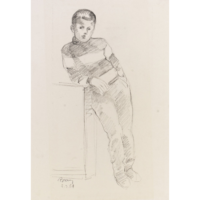 Enfant garçon portrait en pied accoudé sur un socle