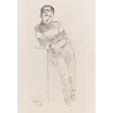 Enfant garçon portrait en pied accoudé sur un socle