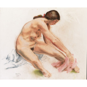 Femme nu de face assis s'éssuyant le pied