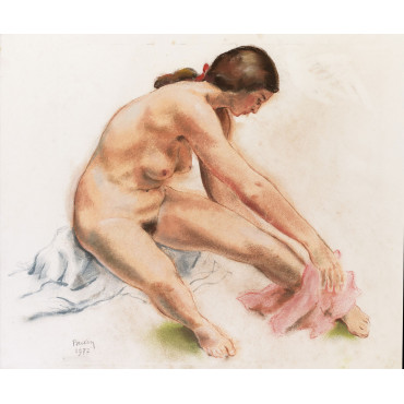 Femme nu de face assis s'éssuyant le pied