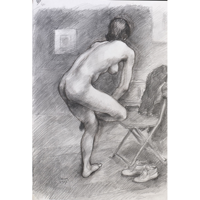 Femme nu de dos trois quart se tenant le pied