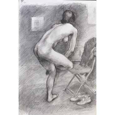 Femme nu de dos trois quart se tenant le pied