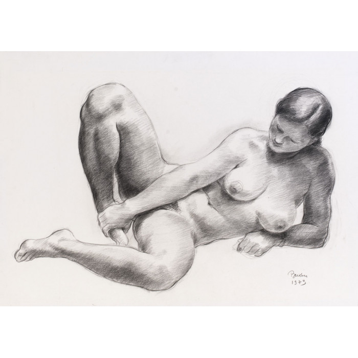 Femme nu de face couché se tenant le pied