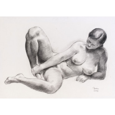 Femme nu de face couché se tenant le pied