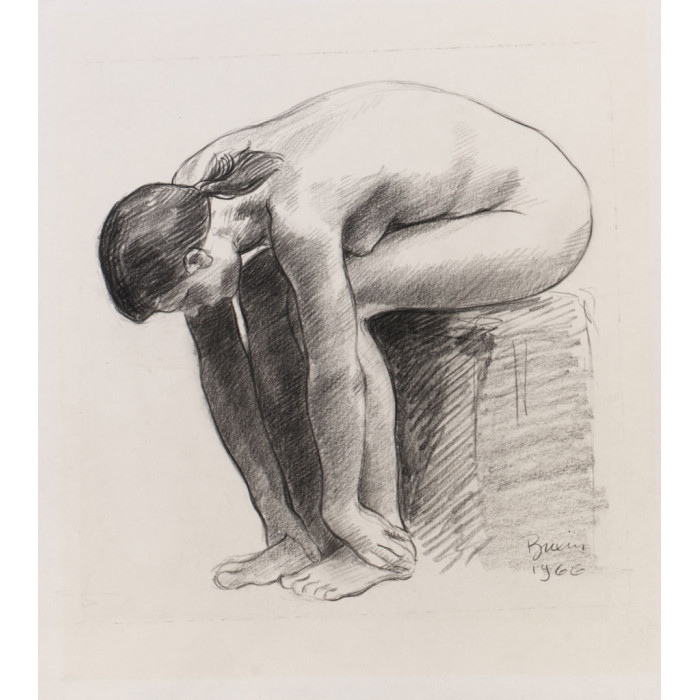 Femme nu assis de face se tenant les pieds