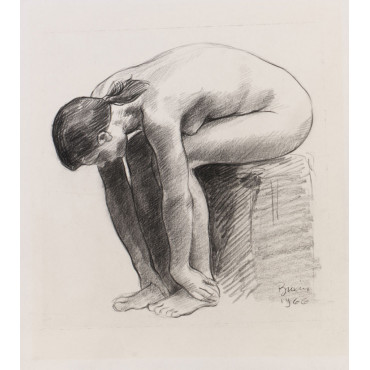 Femme nu assis de face se tenant les pieds