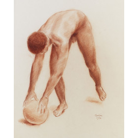 homme nu penché en avant ramassant un ballon