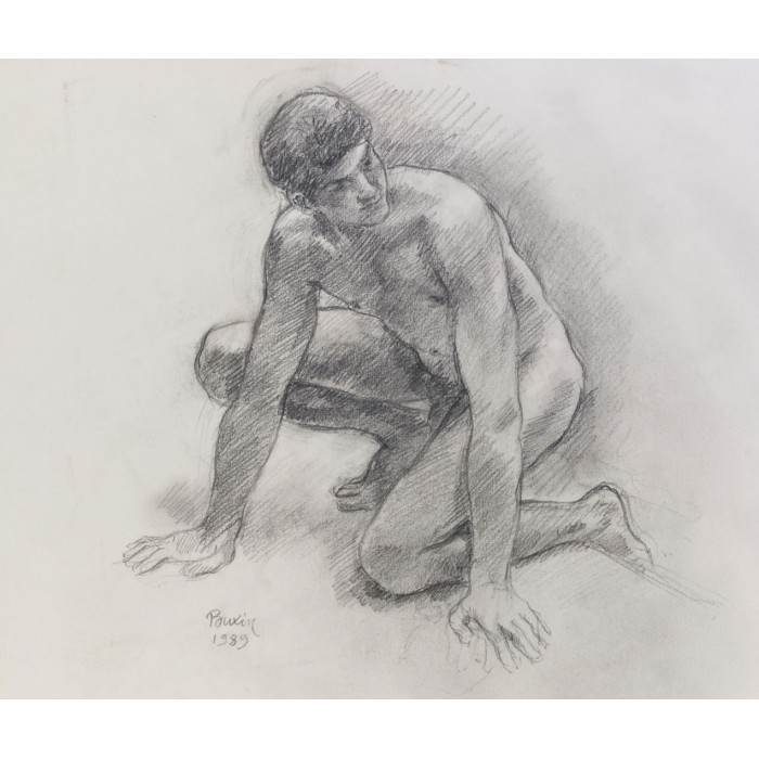 homme nu accroupi de face