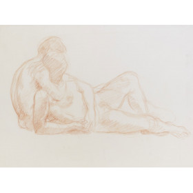 Couple assis à terre enlacé