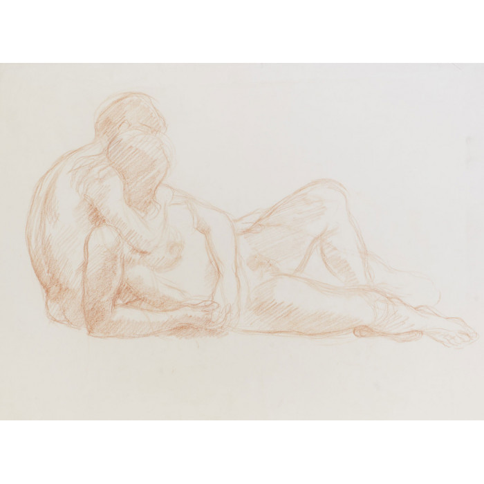 Couple assis à terre enlacé