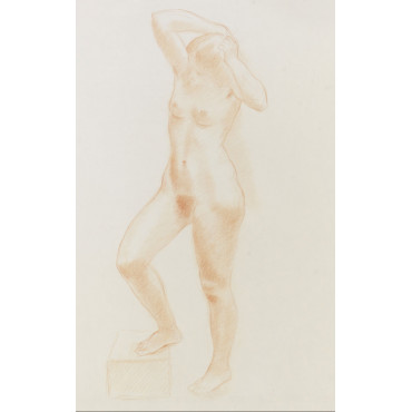 Femme debout se coiffant