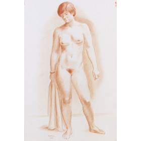 Femme debout de face, tenant un linge