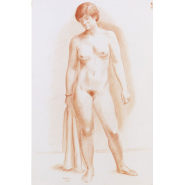 Femme debout de face, tenant un linge