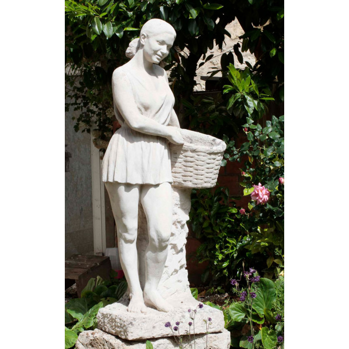 Figure de jardin au panier fleuri