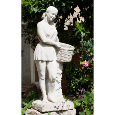 Figure de jardin au panier fleuri