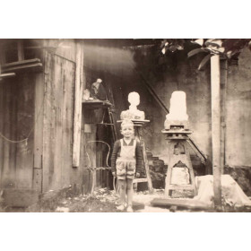 Georges devant son buste